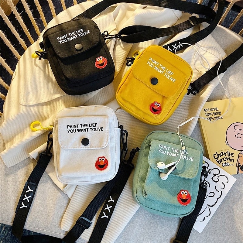 Platnena crossbody torba – vertikalni kvadratni oblik, otvor s poklopcem, džep sa zipom, podstava od najlona, gradski stil