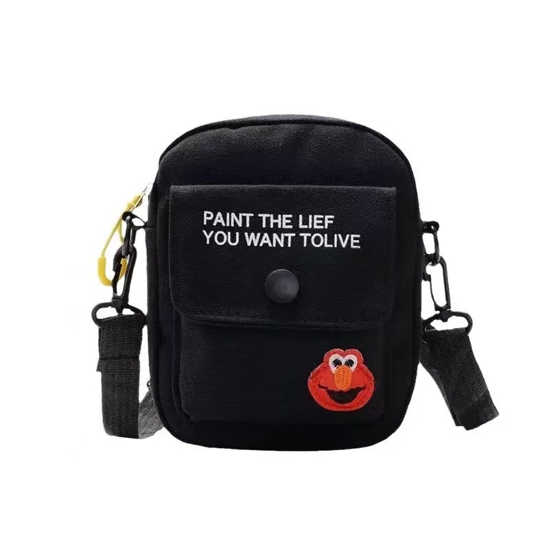Platnena crossbody torba – vertikalni kvadratni oblik, otvor s poklopcem, džep sa zipom, podstava od najlona, gradski stil