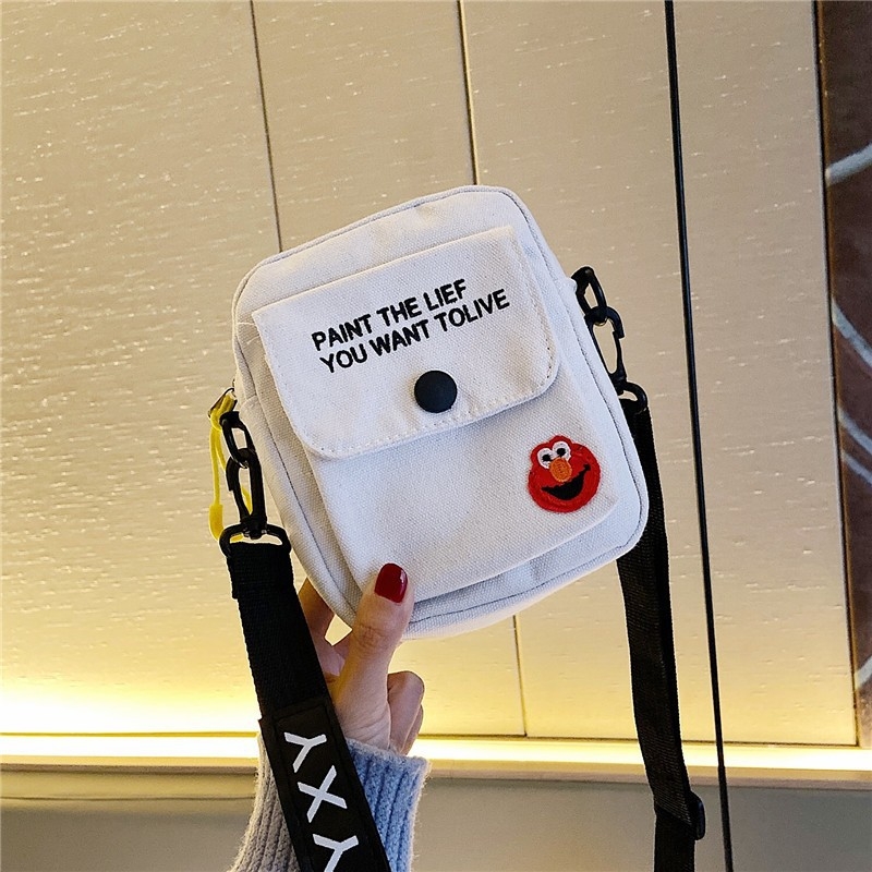 Platnena crossbody torba – vertikalni kvadratni oblik, otvor s poklopcem, džep sa zipom, podstava od najlona, gradski stil