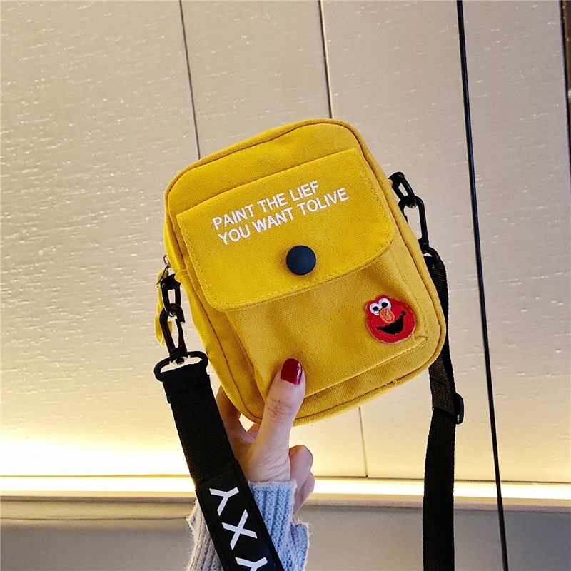 Platnena crossbody torba – vertikalni kvadratni oblik, otvor s poklopcem, džep sa zipom, podstava od najlona, gradski stil