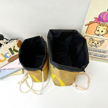 Utcai stílusú válltáska nylonból, horizontális négyzetes forma, fedett zárás, belső telefontartó zseb