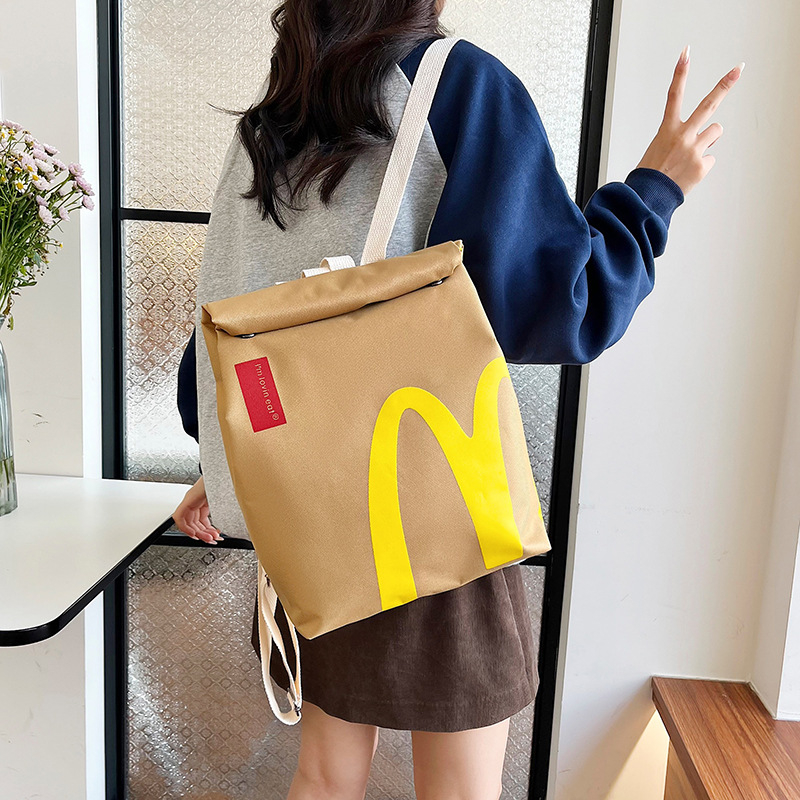 Utcai stílusú válltáska nylonból, horizontális négyzetes forma, fedett zárás, belső telefontartó zseb