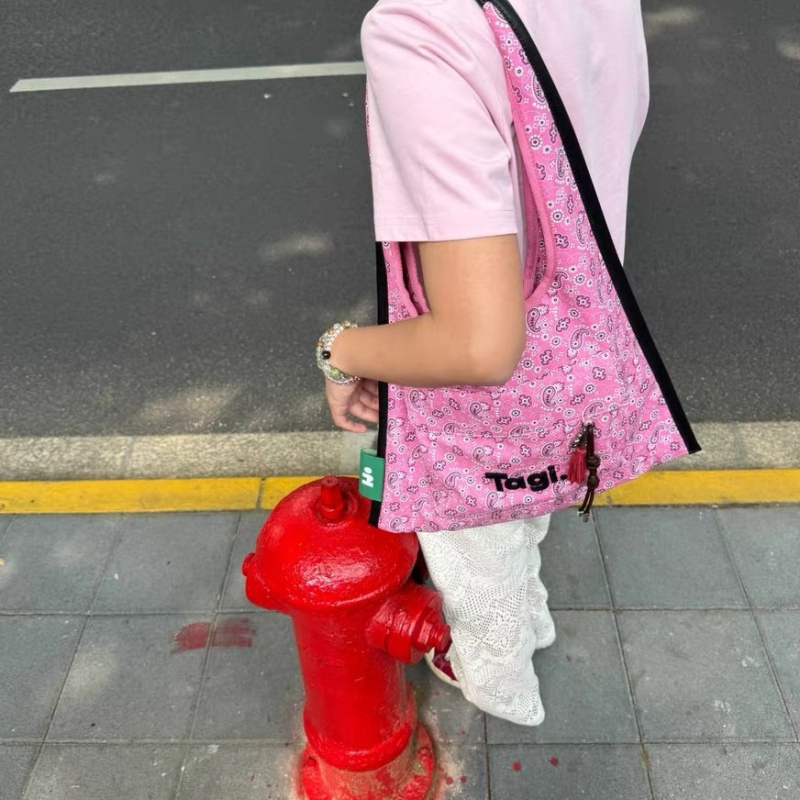 Velur bucket torba s preklopnim zatvaračem, pamuk podstava, jedna naramenica, unutarnji džepovi za telefon, džep sa zatvaračem i džep za kameru, jednofarbni uzorak