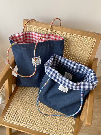 Torba tote s urbanom jednostavnošću, denim materijal, uspravni četverokutni oblik, džep za mobitel