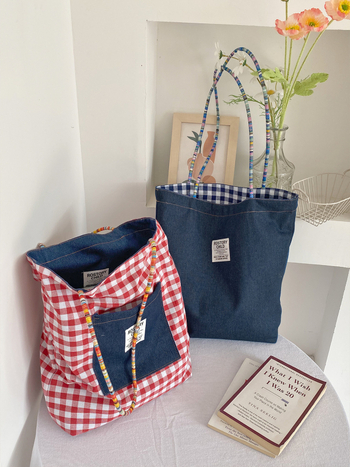 Torba tote s urbanom jednostavnošću, denim materijal, uspravni četverokutni oblik, džep za mobitel