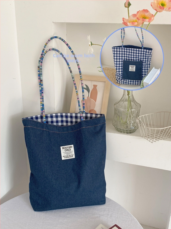 Torba tote s urbanom jednostavnošću, denim materijal, uspravni četverokutni oblik, džep za mobitel