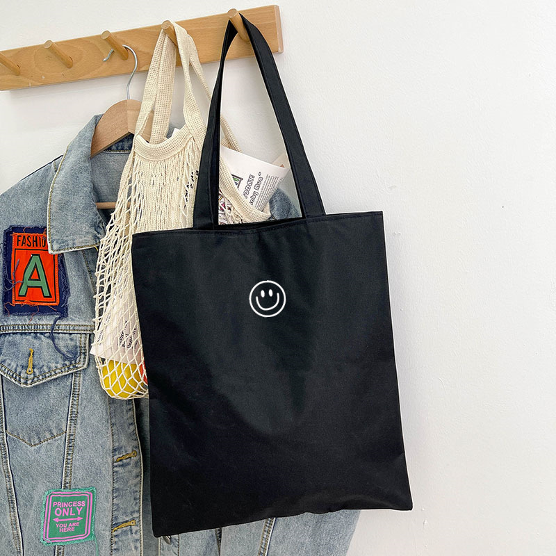 Ženska torba od platna, urbani minimalistički stil, vertikalnog kvadratnog oblika, otvoren vrh, džep za mobitel, bez podstavka