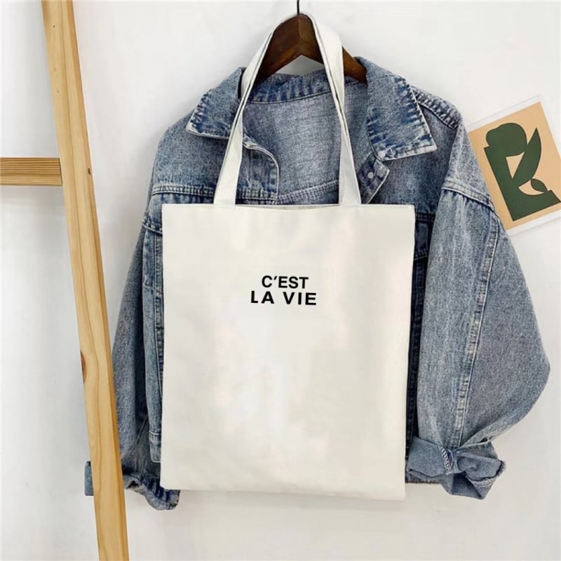 Ženska torba od platna, urbani minimalistički stil, vertikalnog kvadratnog oblika, otvoren vrh, džep za mobitel, bez podstavka