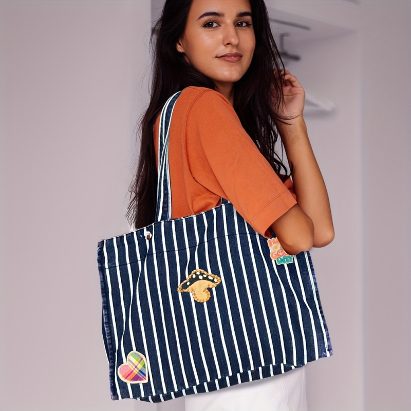 Denim tote torba, ulični stil, vodoravni kvadratni oblik, magnetska kopča, skriveni džep sa zatvaračem