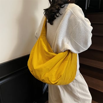 Crossbody torba u urbanom stilu jednostavnosti, pranom platnu, vodoravni kvadratni oblik, otvaranje zipom, unutarnja džep sa zipom, džep za telefon i laminirani džep sa zipom, jedna naramenica, za svakodnevnu upotrebu, proljeće 2025