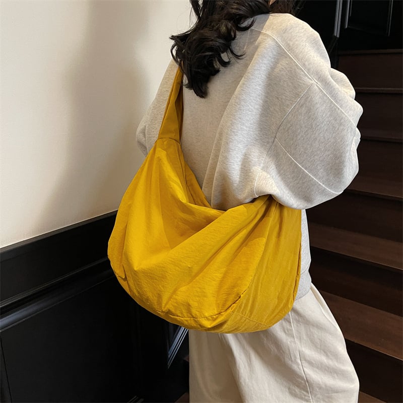 Crossbody torba u urbanom stilu jednostavnosti, pranom platnu, vodoravni kvadratni oblik, otvaranje zipom, unutarnja džep sa zipom, džep za telefon i laminirani džep sa zipom, jedna naramenica, za svakodnevnu upotrebu, proljeće 2025