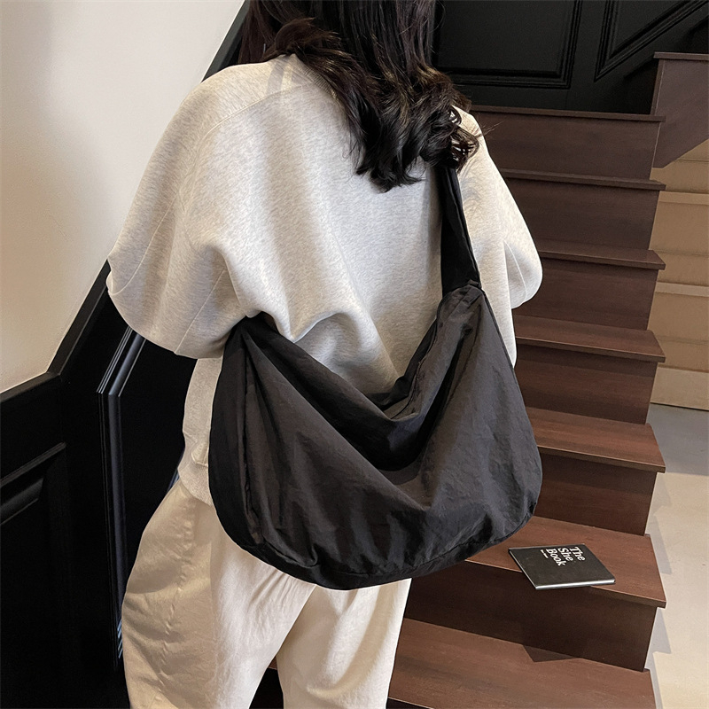 Crossbody torba u urbanom stilu jednostavnosti, pranom platnu, vodoravni kvadratni oblik, otvaranje zipom, unutarnja džep sa zipom, džep za telefon i laminirani džep sa zipom, jedna naramenica, za svakodnevnu upotrebu, proljeće 2025