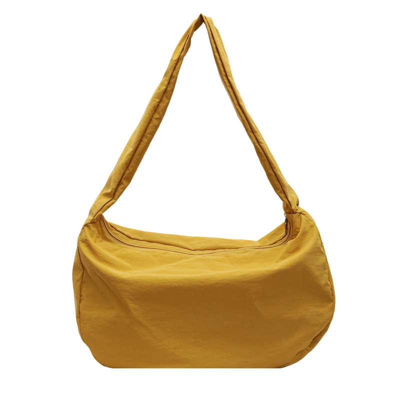 Crossbody torba u urbanom stilu jednostavnosti, pranom platnu, vodoravni kvadratni oblik, otvaranje zipom, unutarnja džep sa zipom, džep za telefon i laminirani džep sa zipom, jedna naramenica, za svakodnevnu upotrebu, proljeće 2025