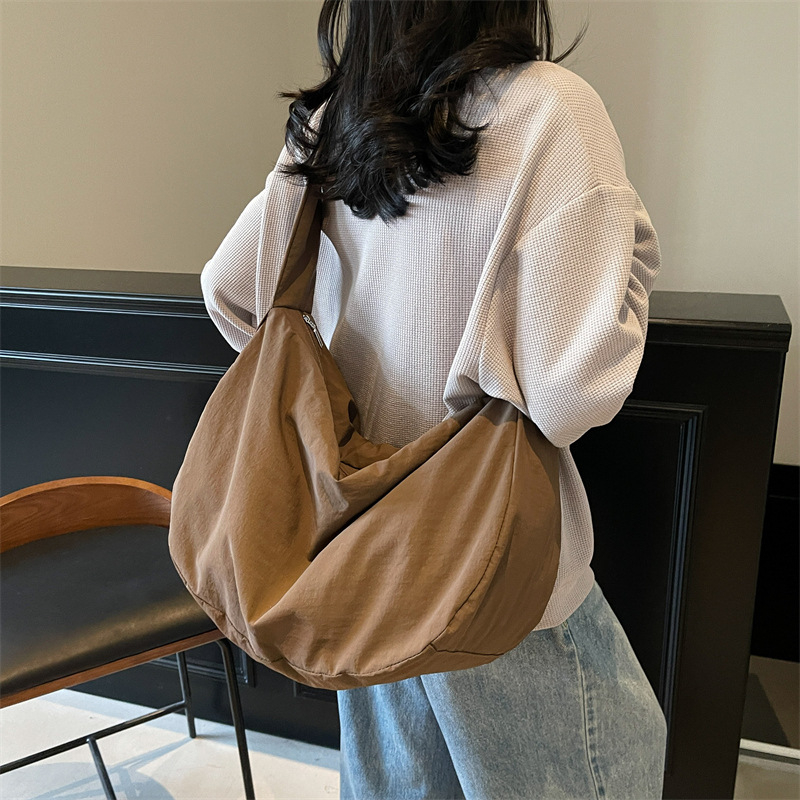 Crossbody torba u urbanom stilu jednostavnosti, pranom platnu, vodoravni kvadratni oblik, otvaranje zipom, unutarnja džep sa zipom, džep za telefon i laminirani džep sa zipom, jedna naramenica, za svakodnevnu upotrebu, proljeće 2025