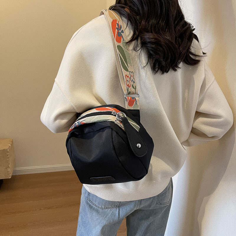 Crossbody torba u obliku školjke, najlon, zatvarač, poliester podstava, unutarnji džep sa zatvaračem, jedan remen, za slobodno vrijeme i putovanja