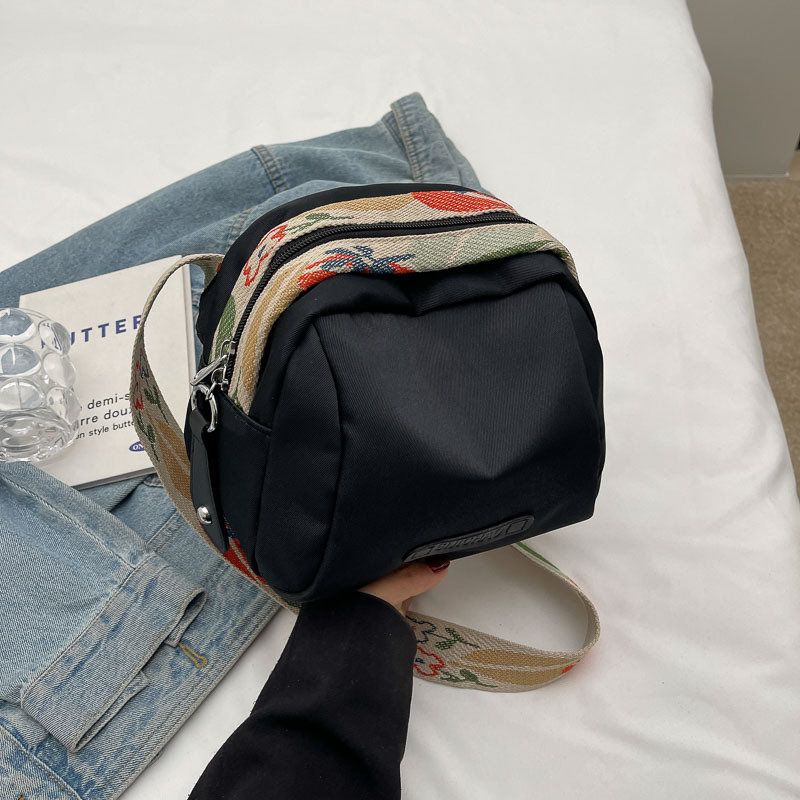 Crossbody torba u obliku školjke, najlon, zatvarač, poliester podstava, unutarnji džep sa zatvaračem, jedan remen, za slobodno vrijeme i putovanja