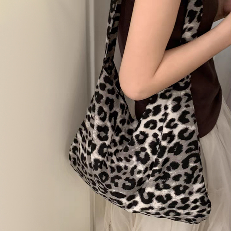 Tote torbica s leopard printom, corduroy materijal, urbani stil jednostavnog, horizontni kvadratni oblik, magnetski zatvarač
