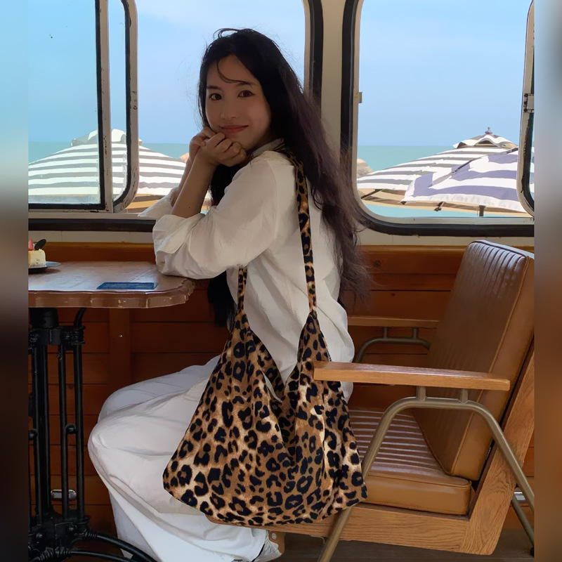 Tote torbica s leopard printom, corduroy materijal, urbani stil jednostavnog, horizontni kvadratni oblik, magnetski zatvarač