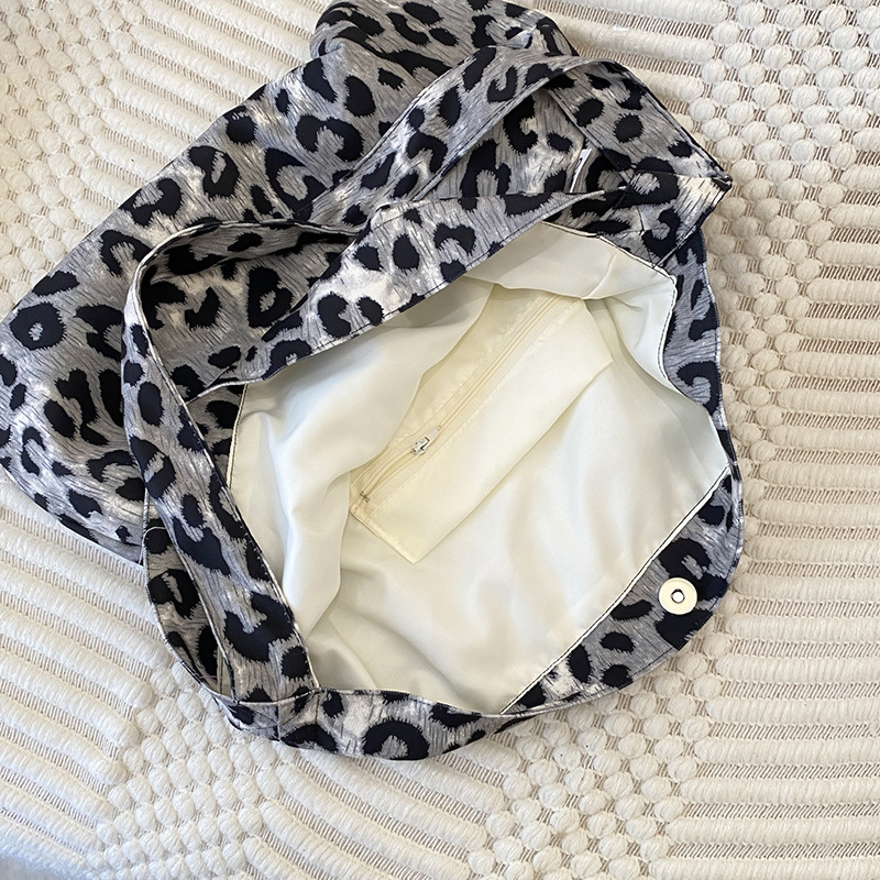 Tote torbica s leopard printom, corduroy materijal, urbani stil jednostavnog, horizontni kvadratni oblik, magnetski zatvarač