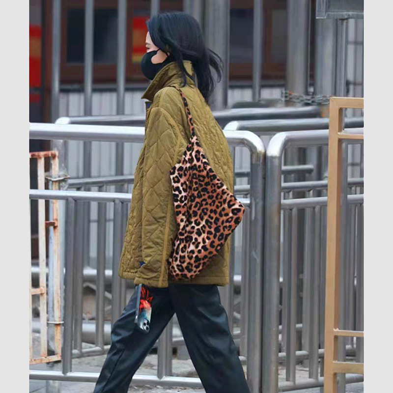Tote torbica s leopard printom, corduroy materijal, urbani stil jednostavnog, horizontni kvadratni oblik, magnetski zatvarač