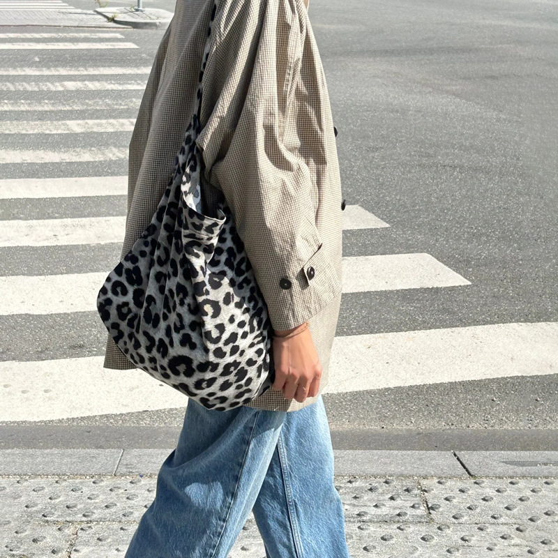 Tote torbica s leopard printom, corduroy materijal, urbani stil jednostavnog, horizontni kvadratni oblik, magnetski zatvarač