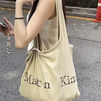 Чанта Tote от памук с полиестерна подплата, с една презрамка, вътрешно отделение, подходяща за ежедневна употреба.