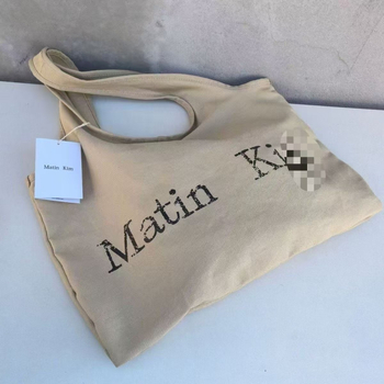 Чанта Tote от памук с полиестерна подплата, с една презрамка, вътрешно отделение, подходяща за ежедневна употреба.