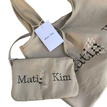 Чанта Tote от памук с полиестерна подплата, с една презрамка, вътрешно отделение, подходяща за ежедневна употреба.