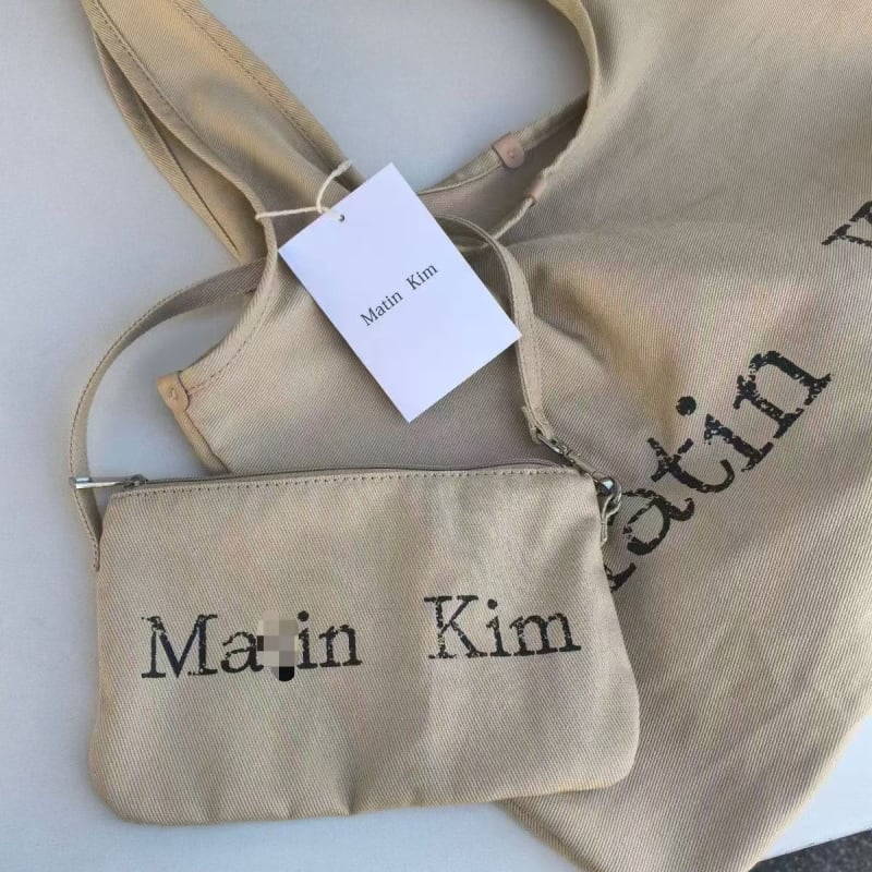 Чанта Tote от памук с полиестерна подплата, с една презрамка, вътрешно отделение, подходяща за ежедневна употреба.