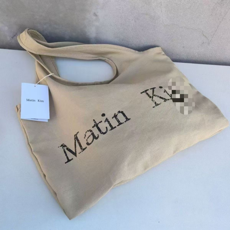 Чанта Tote от памук с полиестерна подплата, с една презрамка, вътрешно отделение, подходяща за ежедневна употреба.