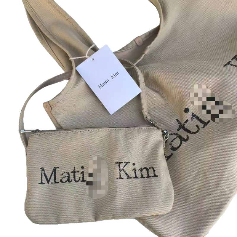 Чанта Tote от памук с полиестерна подплата, с една презрамка, вътрешно отделение, подходяща за ежедневна употреба.