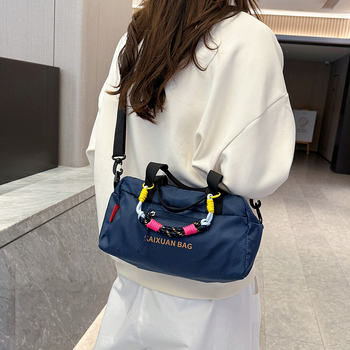 Ženska crossbody torba od vodootporne tkanine, gradski minimalistički stil, vertikalno kvadratnog oblika, zatvarač, laminirani unutarnji džep, tri naramenice.