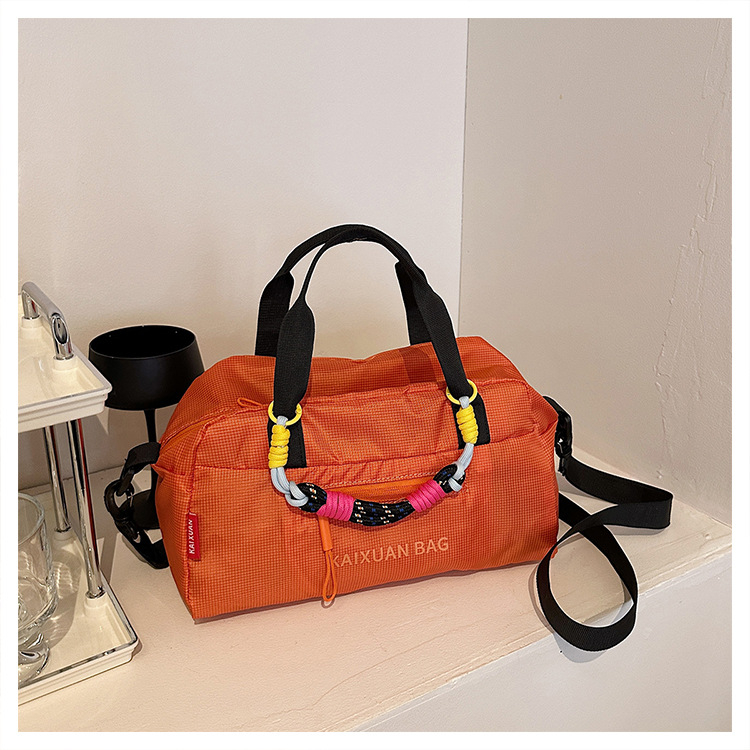 Ženska crossbody torba od vodootporne tkanine, gradski minimalistički stil, vertikalno kvadratnog oblika, zatvarač, laminirani unutarnji džep, tri naramenice.