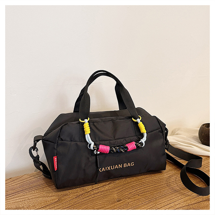 Ženska crossbody torba od vodootporne tkanine, gradski minimalistički stil, vertikalno kvadratnog oblika, zatvarač, laminirani unutarnji džep, tri naramenice.