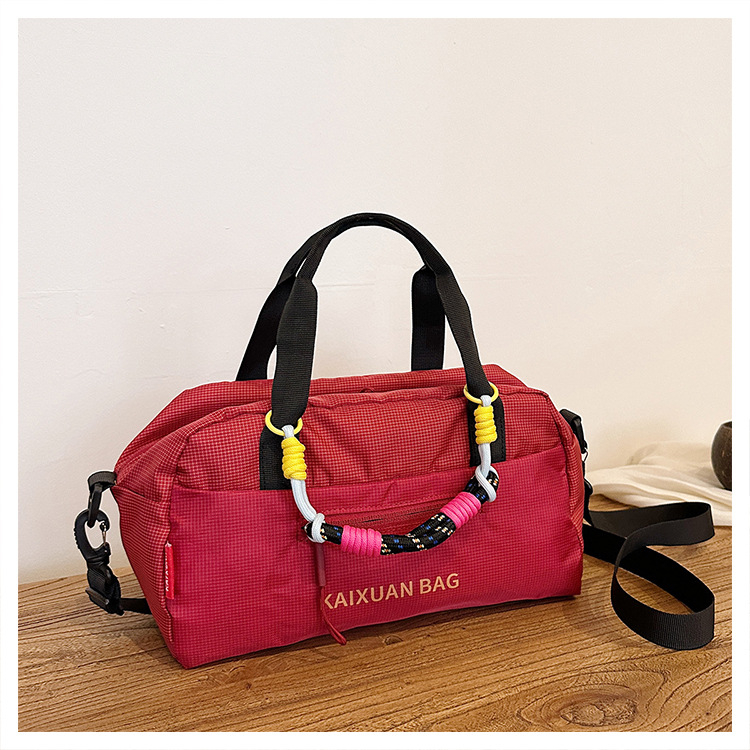 Ženska crossbody torba od vodootporne tkanine, gradski minimalistički stil, vertikalno kvadratnog oblika, zatvarač, laminirani unutarnji džep, tri naramenice.