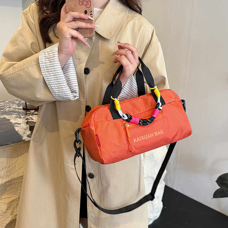 Ženska crossbody torba od vodootporne tkanine, gradski minimalistički stil, vertikalno kvadratnog oblika, zatvarač, laminirani unutarnji džep, tri naramenice.