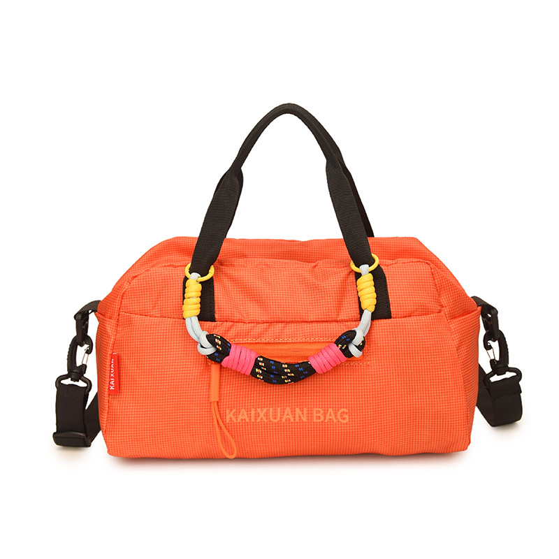 Ženska crossbody torba od vodootporne tkanine, gradski minimalistički stil, vertikalno kvadratnog oblika, zatvarač, laminirani unutarnji džep, tri naramenice.