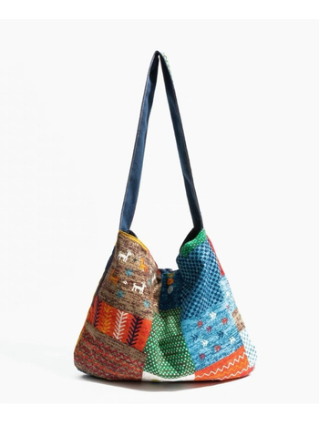 Pamut keresztpántos válltáska vászon béléssel, bohem mintás denim etnikus motívummal, vízszintes négyszögletes forma, zsinóros zárás, egy vállpánt