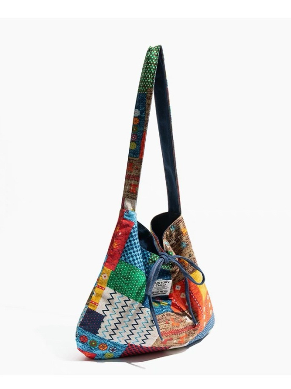 Pamut keresztpántos válltáska vászon béléssel, bohem mintás denim etnikus motívummal, vízszintes négyszögletes forma, zsinóros zárás, egy vállpánt