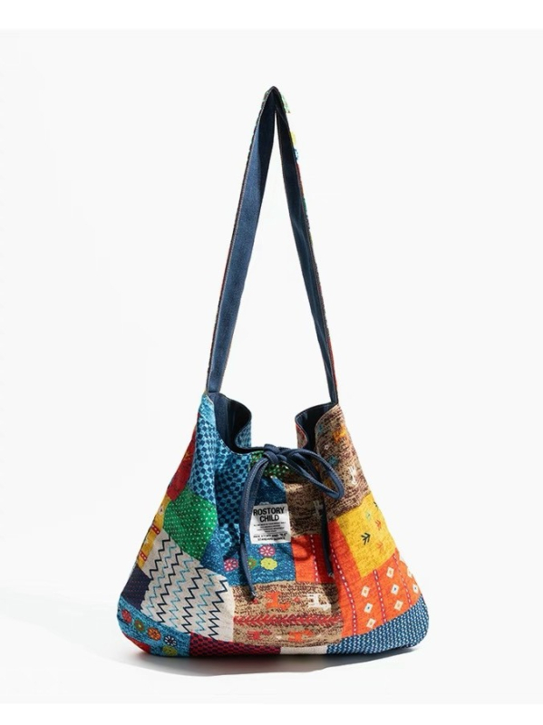 Pamut keresztpántos válltáska vászon béléssel, bohem mintás denim etnikus motívummal, vízszintes négyszögletes forma, zsinóros zárás, egy vállpánt