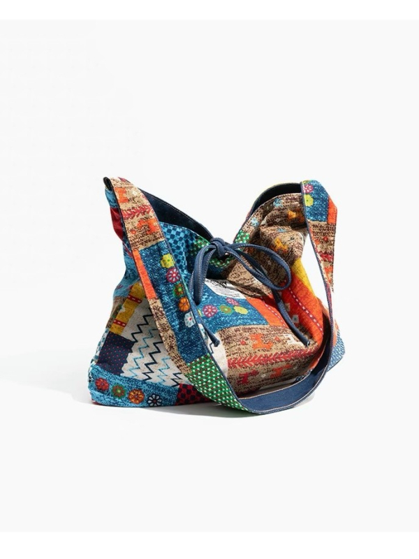 Pamut keresztpántos válltáska vászon béléssel, bohem mintás denim etnikus motívummal, vízszintes négyszögletes forma, zsinóros zárás, egy vállpánt