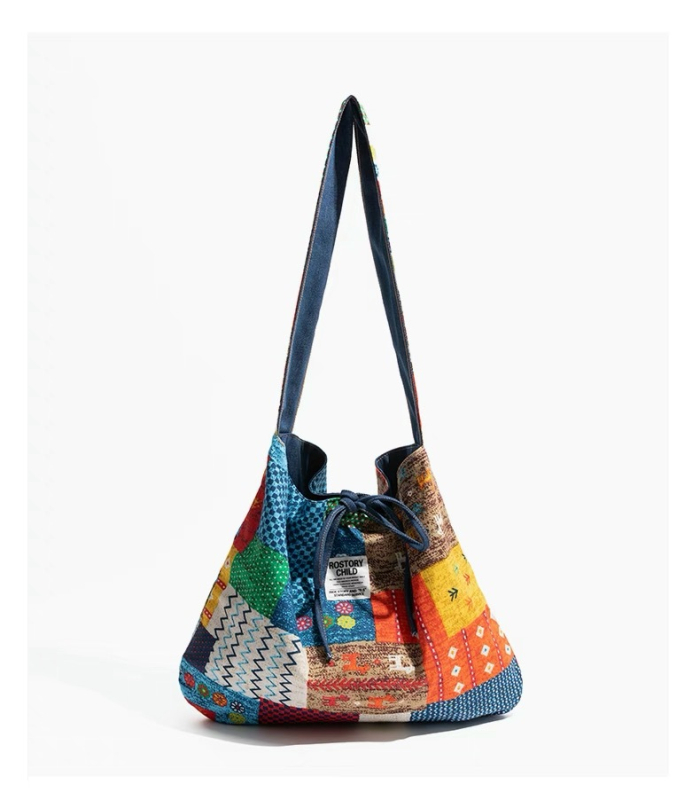 Pamut keresztpántos válltáska vászon béléssel, bohem mintás denim etnikus motívummal, vízszintes négyszögletes forma, zsinóros zárás, egy vállpánt