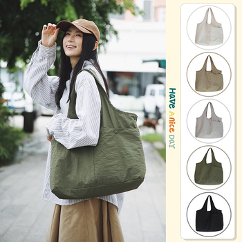 Najlon crossbody torba, gradski minimalistički stil, horizontalni kvadratni oblik, zatvarač, unutarnja pretinica za mobitel i laminirani pretinac