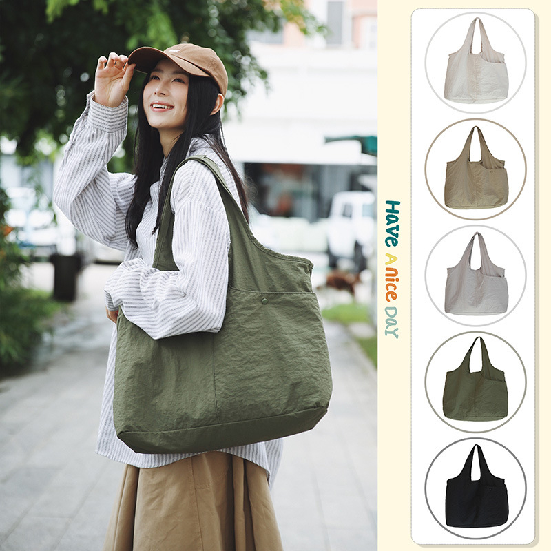Najlon crossbody torba, gradski minimalistički stil, horizontalni kvadratni oblik, zatvarač, unutarnja pretinica za mobitel i laminirani pretinac