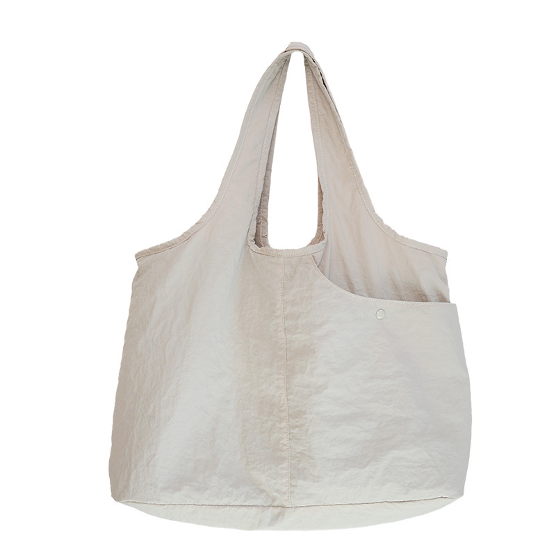 Najlon crossbody torba, gradski minimalistički stil, horizontalni kvadratni oblik, zatvarač, unutarnja pretinica za mobitel i laminirani pretinac