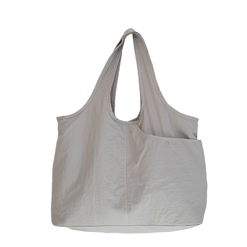 Najlon crossbody torba, gradski minimalistički stil, horizontalni kvadratni oblik, zatvarač, unutarnja pretinica za mobitel i laminirani pretinac