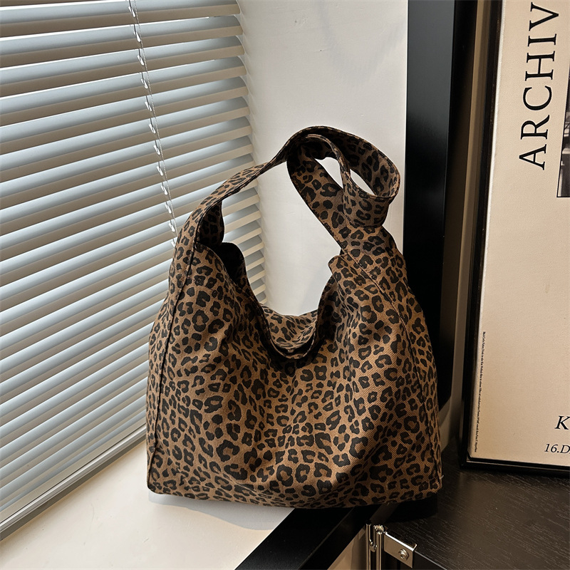 Ženska platnena tote torba s leopardim uzorkom, gradski minimalisticki dizajn, vertikalni kvadratni oblik, magnetska kopča, trodimenzionalna vanjska konstrukcija, poliester podstava