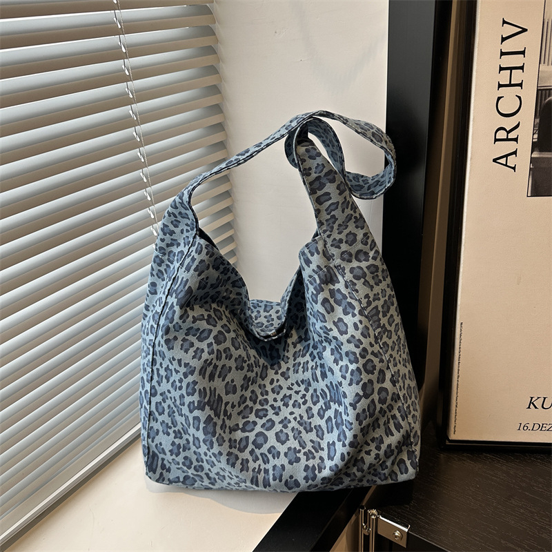 Ženska platnena tote torba s leopardim uzorkom, gradski minimalisticki dizajn, vertikalni kvadratni oblik, magnetska kopča, trodimenzionalna vanjska konstrukcija, poliester podstava