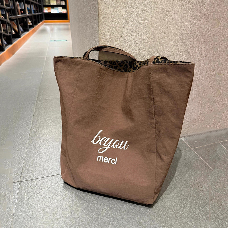Leopard print nylon Tote torba – dvostruke naramenice, otvoreni vrh, poliester podstava
