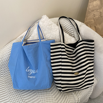 Csíkos, kétoldalas vászon tote táska, lazító stílus, függőleges négyszögletes forma, nyitott felső, dupla vállpánt